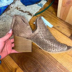 Like new super adorable wedges!!